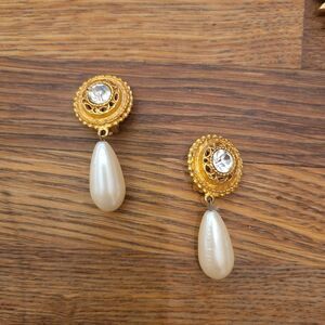Vintage Maxine Denker Gold Tone Rhinestone Faux Pearl Drop Dangle Clip Earring